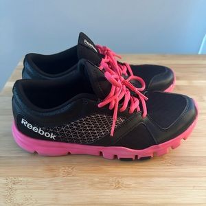 Reebok memory foam black & hot pink training sneakers, size 8.5